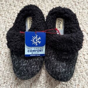 BNWT DLuxe by Dearfoams girls slippers.  Size S (5-6).